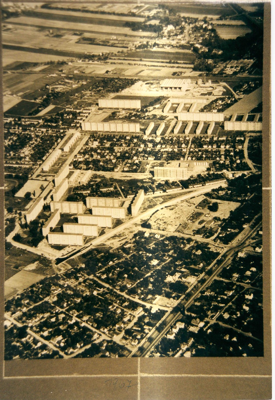 Luftbild mit Wohnbauten, auf dem Träger mit 1967 bezeichnet